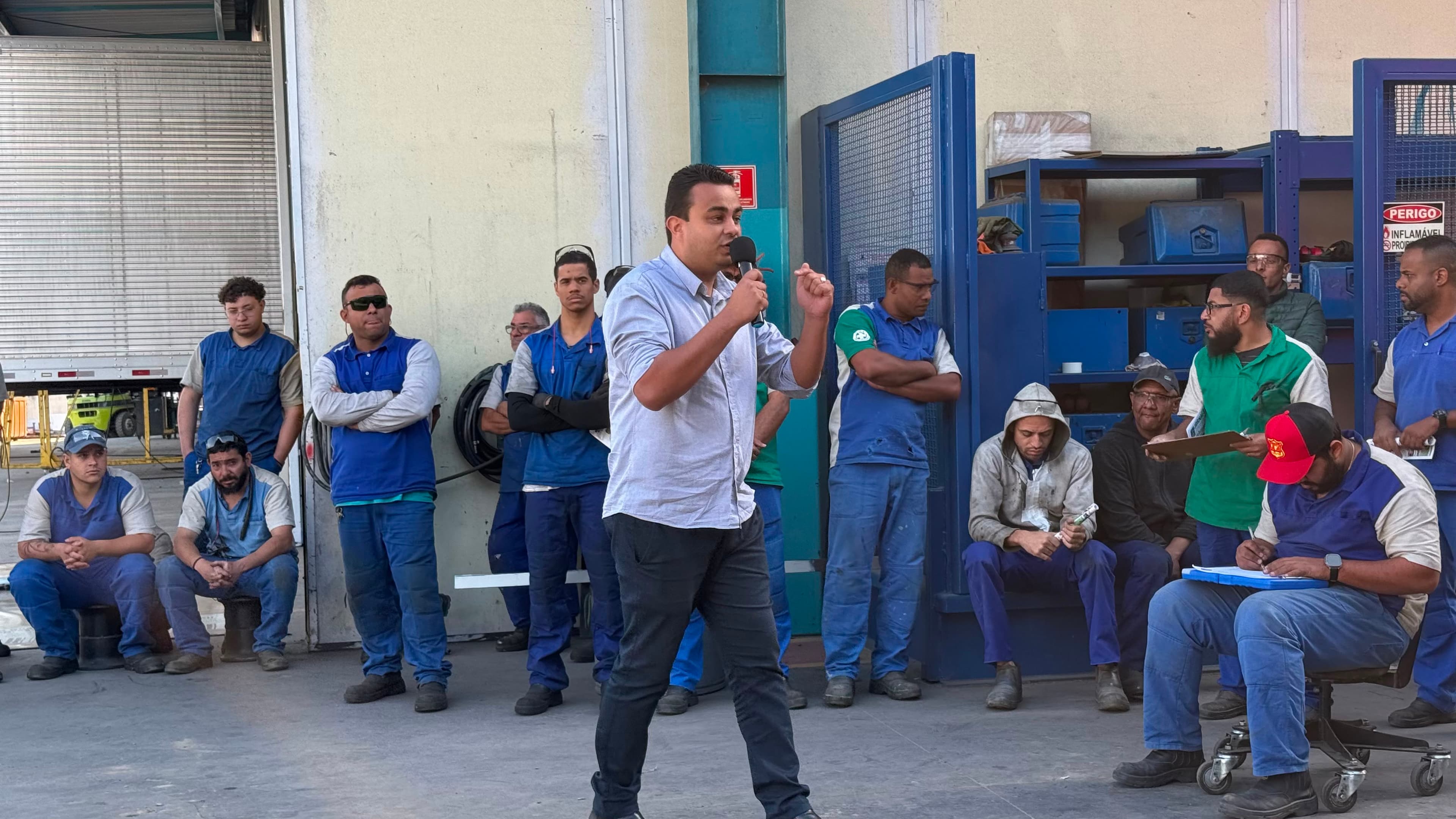 Henrique Barros conversando com trabalhadores no chão de fábrica