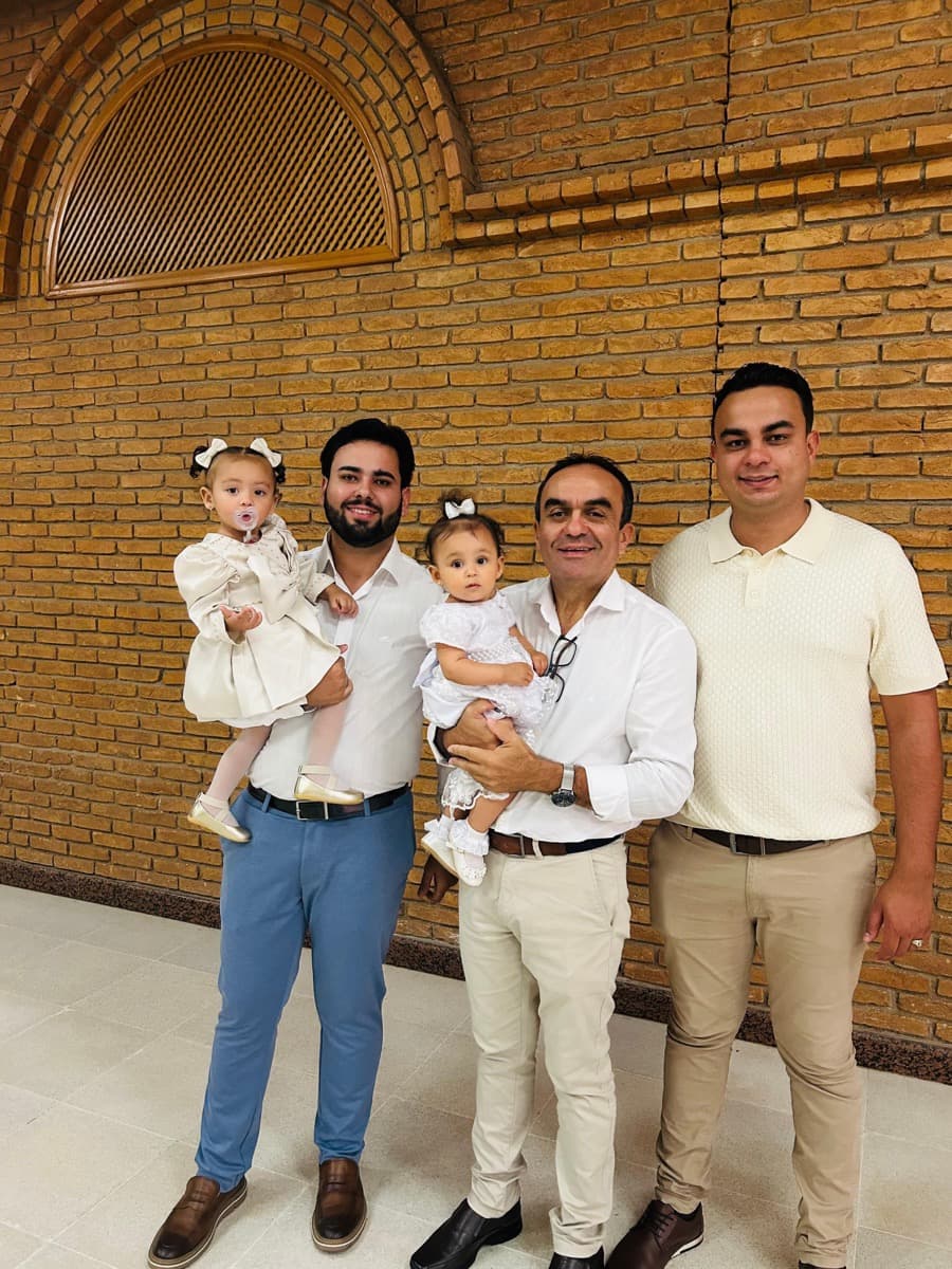 Henrique Barros com a família na igreja